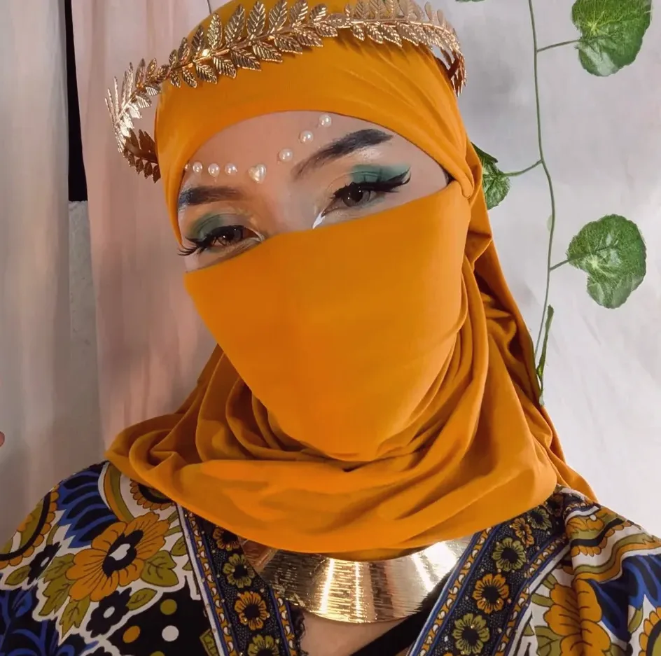 Ffion, 28