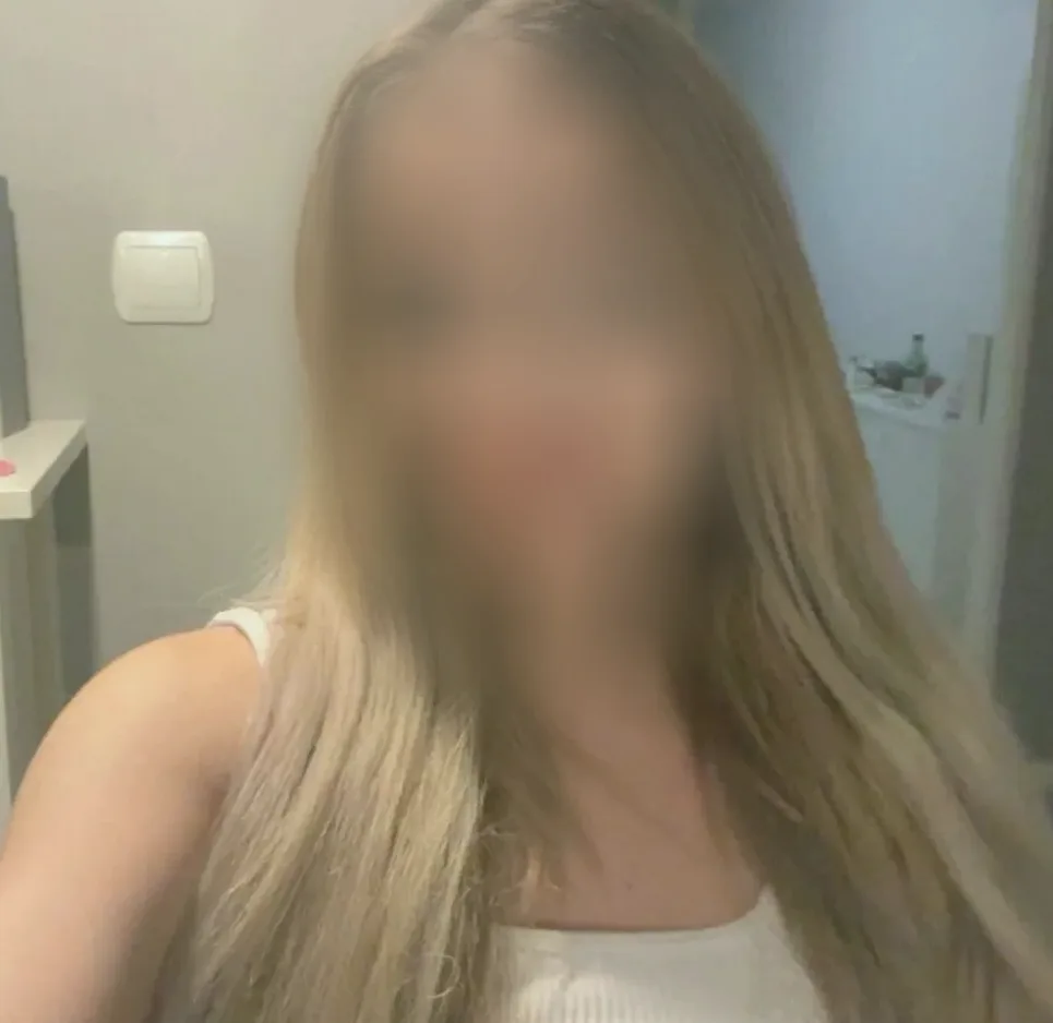 Laura, 24